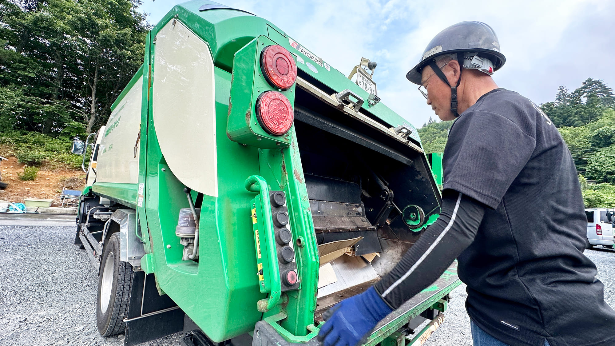 ゴミ収集作業中